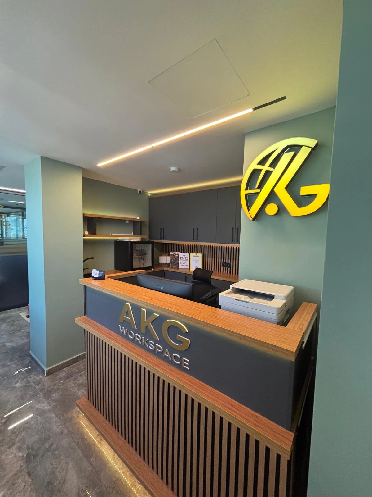 AKG Workspace resepsiyonu ve marka logosu